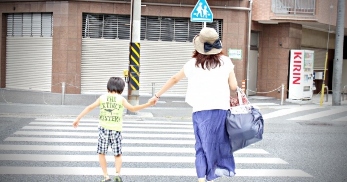 法話「心は移動する」横断歩道を渡る親子