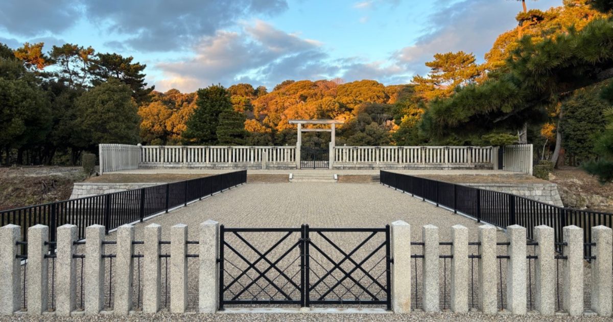 高き屋にのぼりて見れば煙たつ民のかまどはにぎわいにけり